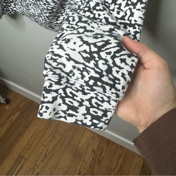 Athleta Balance Printed Pullover Crewneck Sweatshirt Black White Animal Print - Picture 6 of 10